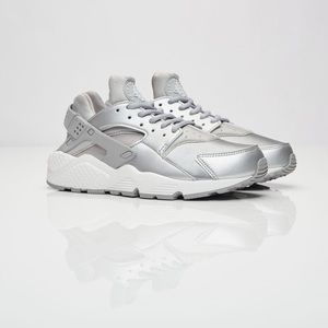 Nike Air Huarache Run SE Metallic Silver Sneaker